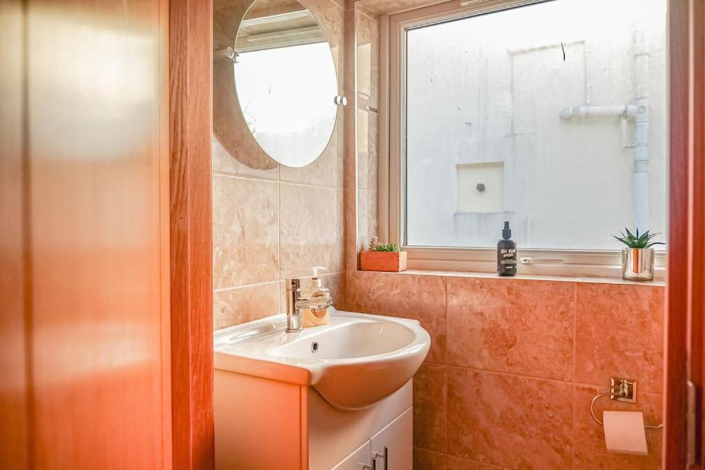Charming City Centre Apartment Кардиф Екстериор снимка